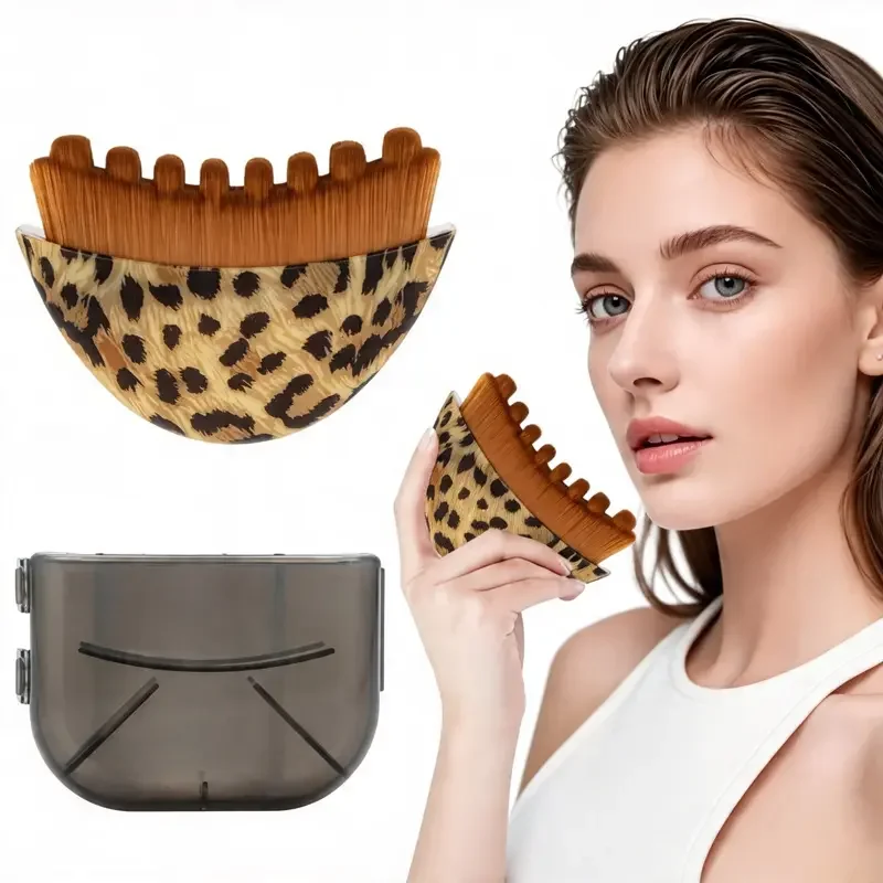 Novo - Pincel de contorno com estampa de leopardo - Cerdas ultra macias, uma ferramenta de massagem para o rosto, queixo e pescoço. Projetado ergonomicamente para esculpir o rosto, firmar a pele e promover drenagem linfática, é um produto de autocuidado.