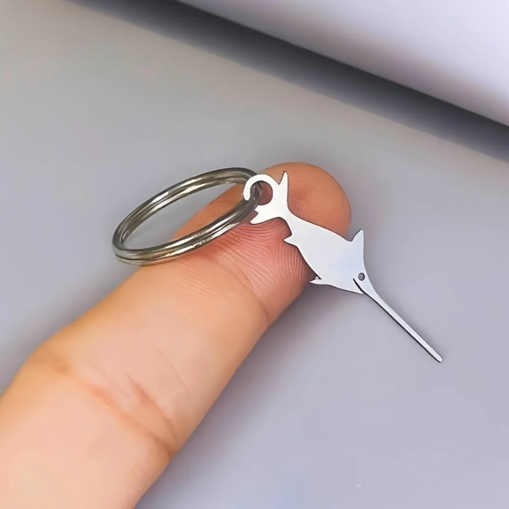Removedor de cartão SIM criativo em forma de peixe espada, chaveiro de desenho animado fofo, ferramenta para remoção de cartão de celular, pingente para mochila, pequeno presente, ejetor de cartão SIM para smartphone, removedor universal de cartão SIM, removedor de cartão de celular, pingente para bolsa.